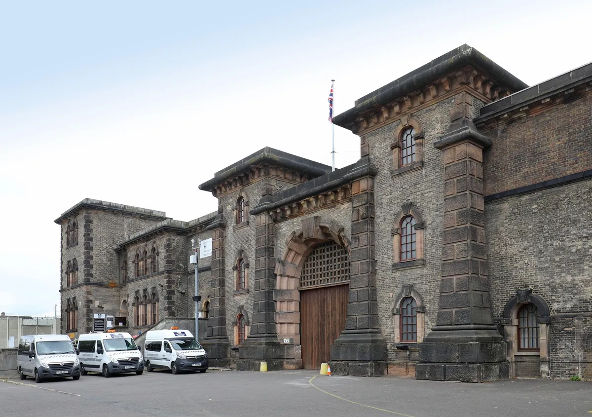 V Angliji iz zapora pomotoma izpustili zapornika. Zdaj ga ne morejo najti