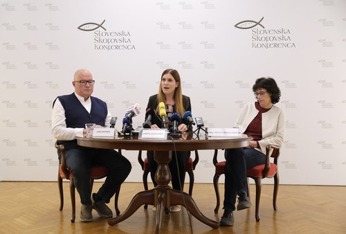Novinarska konferenca komisije Pravičnost in mir pri Slovenski škofovski konferenci, na kateri so predstavili svoje stališče glede zakonodajnega referenduma glede zakona o pomoči pri prostovoljnem končanju življenja
