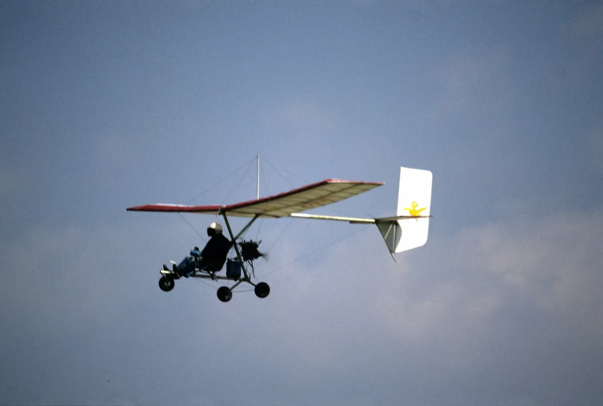 Pri Kočevju strmoglavil motorni zmaj, umrl 81-letni letalec