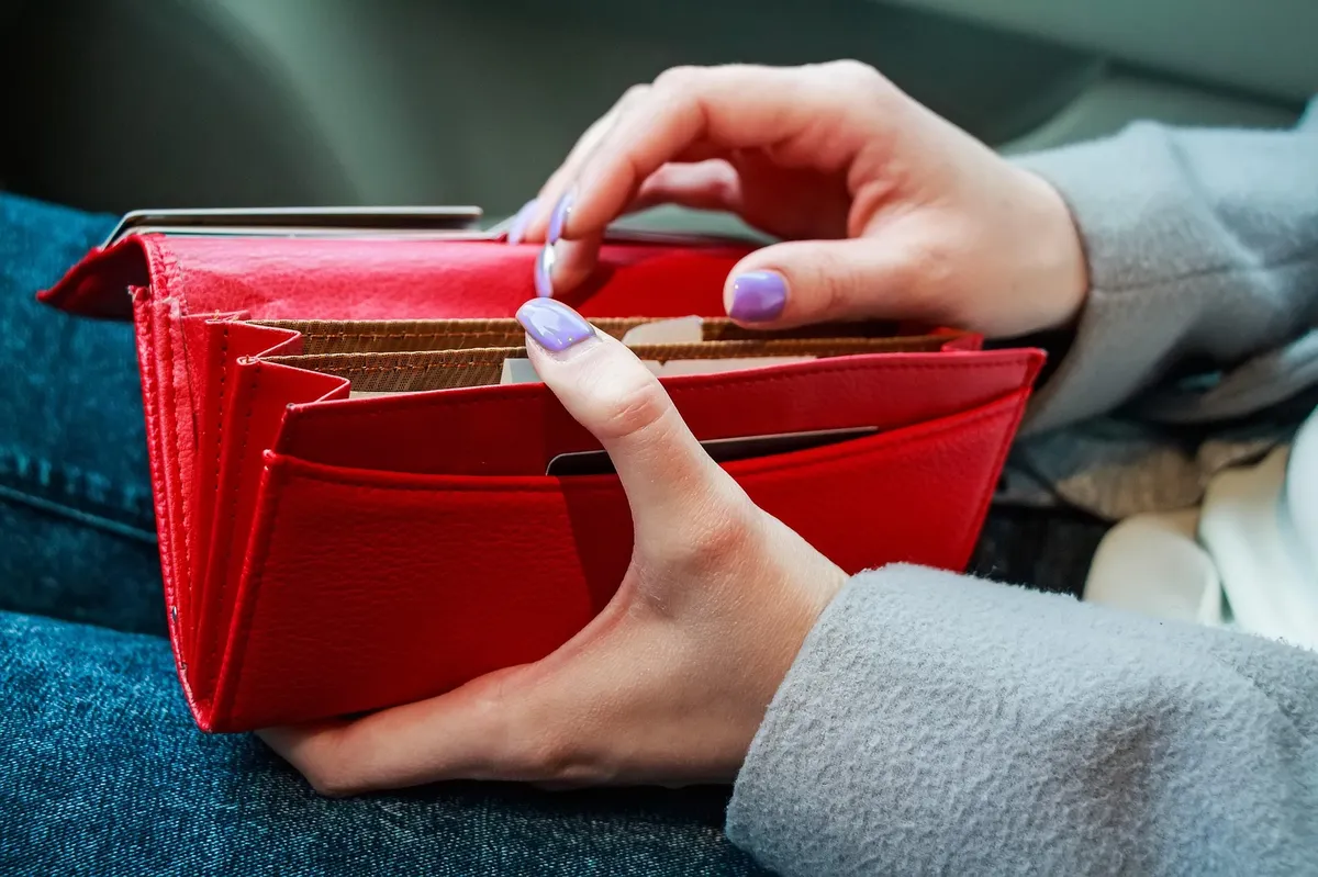 Rdeča ni za vse: feng šuj razkriva barvo denarnice, ki prinaša obilje vašemu znaku