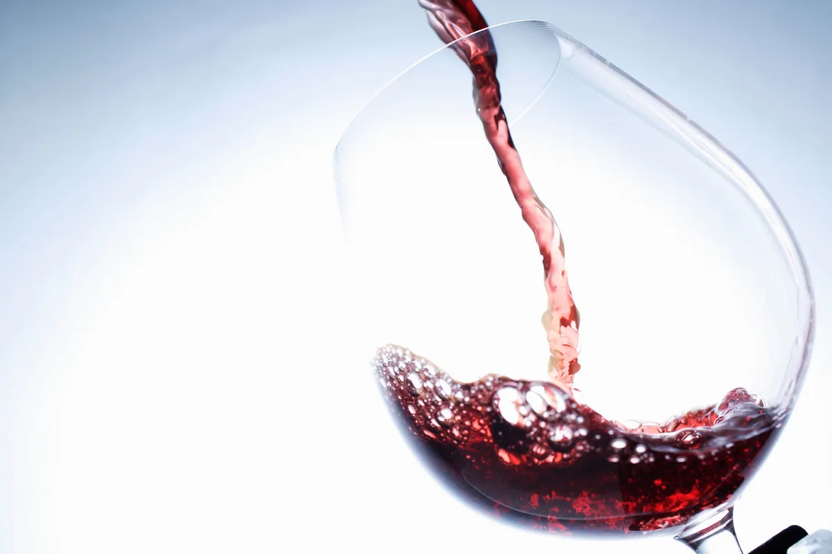 Razmislite, preden sedete za volan: deciliter vina se presnavlja eno uro