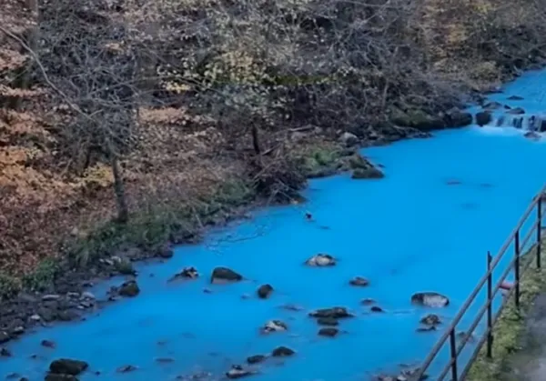 Pritok Save se je obarval živo modro. Kaj je razlog
