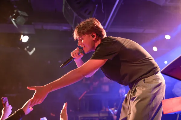 Video razkriva kaos: Jakov Jozinović ujet v razgreti množici