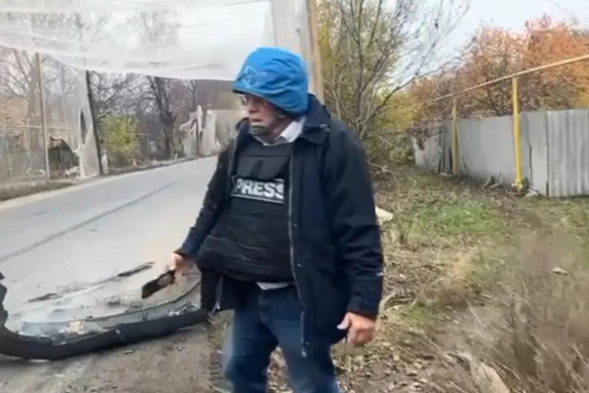 Novinarska ekipa ORF v Ukrajini za las ušla napadu z dronom (VIDEO)