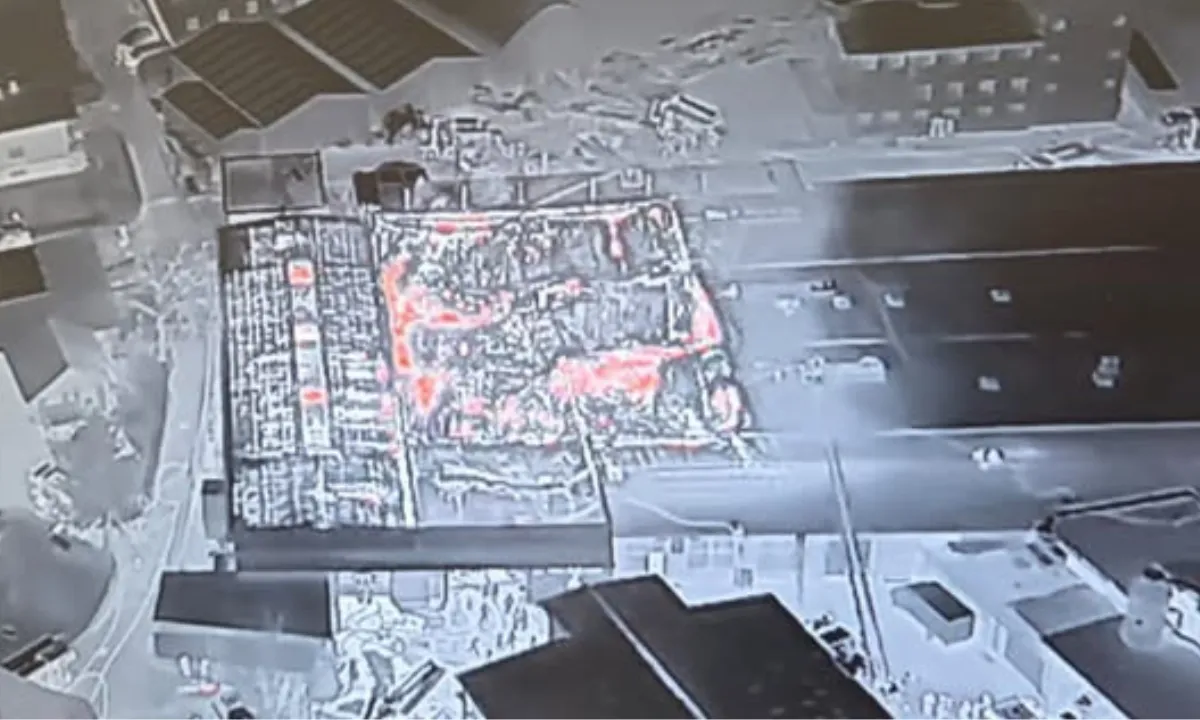 Požar pri Radomljah: na terenu več kot 150 gasilcev, prebivalci naj ne odpirajo oken