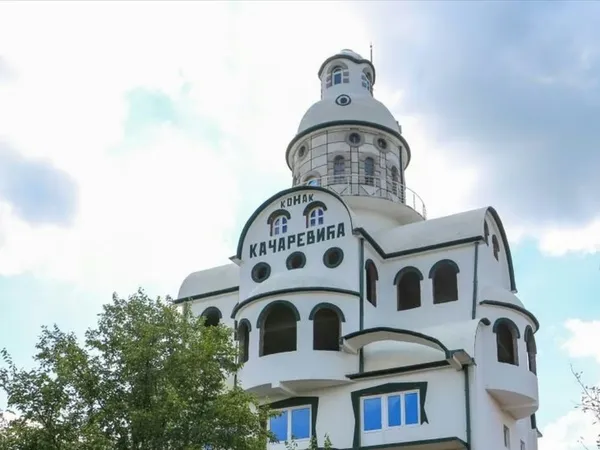 Hiša, dvorec ali cerkev? "Biser" balkanske arhitekture sprožil val kritik