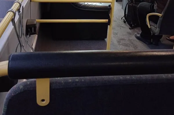 Saj ni res, pa je: ne boste verjeli, kaj so prinesli na avtobus (FOTO)