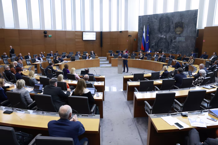 Vladni Šutarjev zakon potrjen tudi z glasovi SDS in NSi, a brez podpore Levice