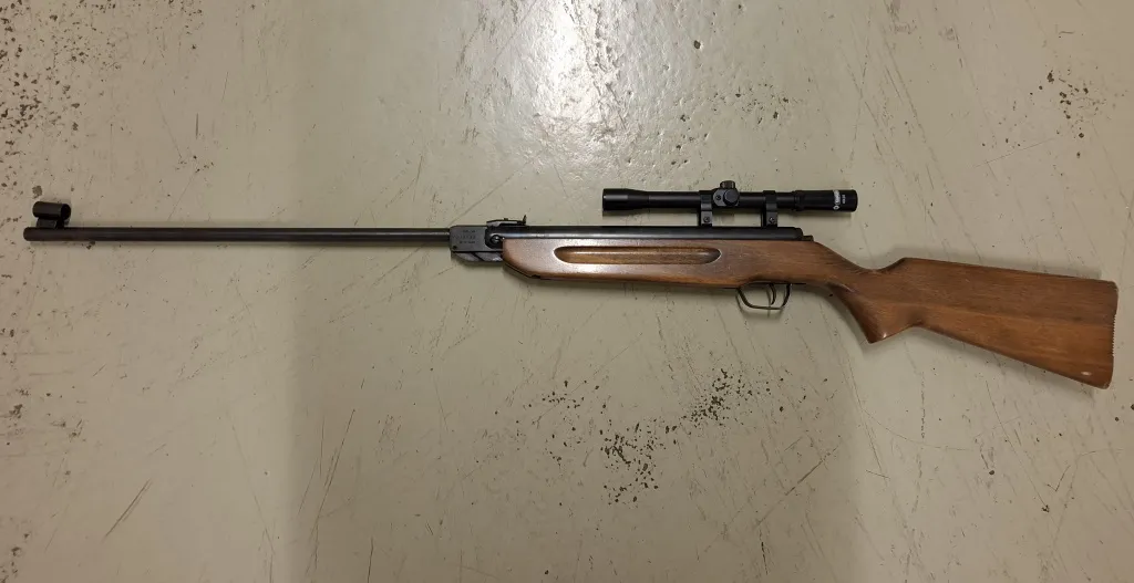 V naselju Pot v gaj 37-letnici zasegli 94 petard in zračno puško z daljnogledom