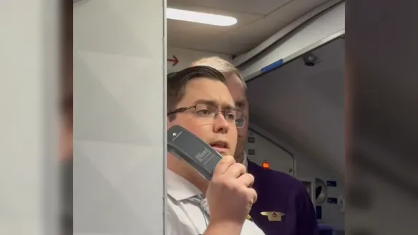 Ganljiv govor postal viralen: obljuba hčerki pomirila potnike sredi letalskega kaosa