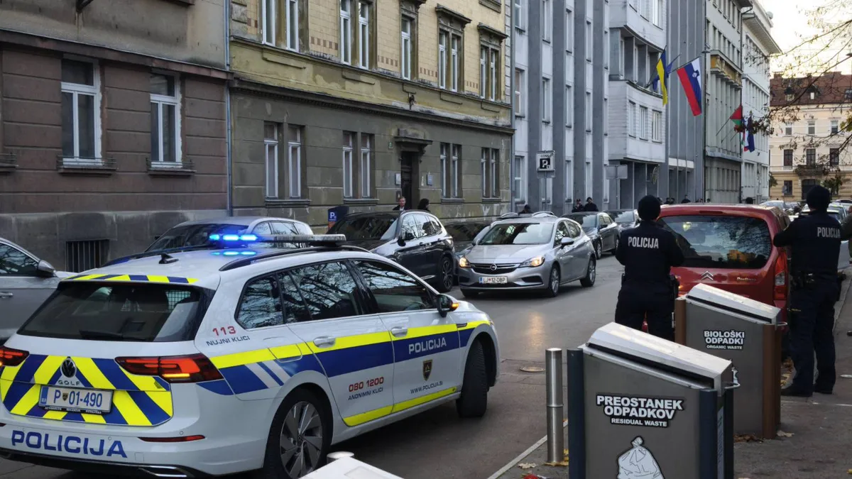 Policijska intervencija pred vlado. Moški premierju prinesel nelegalno orožje (VIDEO)