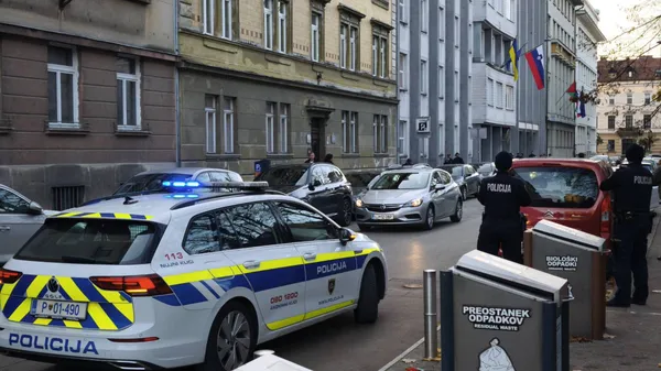 Policijska intervencija pred vlado. Moški premierju prinesel nelegalno orožje (VIDEO)