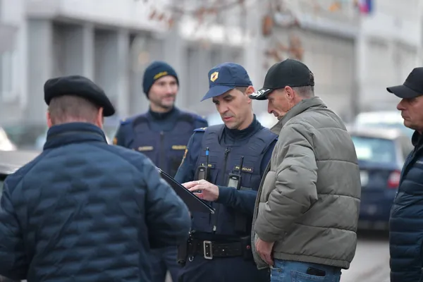 Policijska intervencija pred vlado. Moški premierju prinesel nelegalno orožje (FOTO & VIDEO)