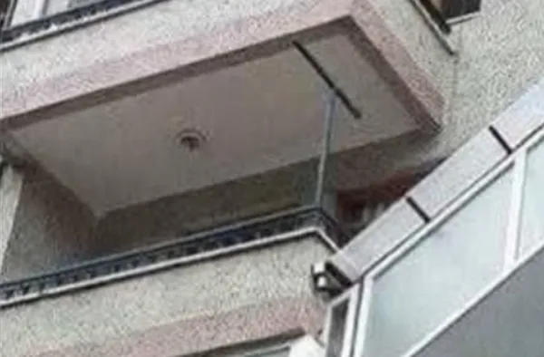 Izmislili so si neverjeten način, kako združiti stanovanji. Česa takega še niste videli (FOTO)