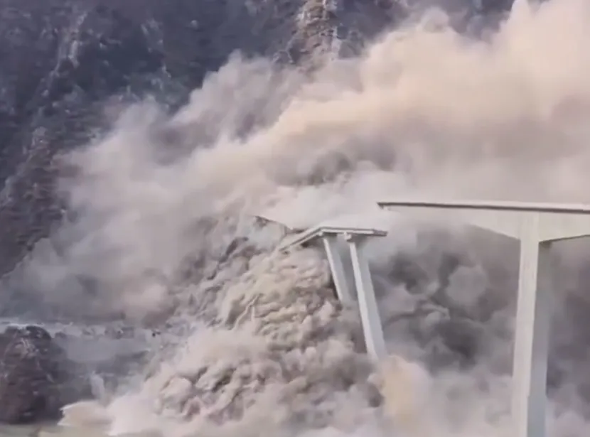 Most se je zrušil le nekaj mesecev po odprtju (VIDEO)