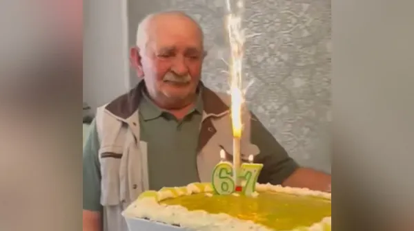 Dedek je prvič dobil torto za rojstni dan. Njegova reakcija je raznežila splet