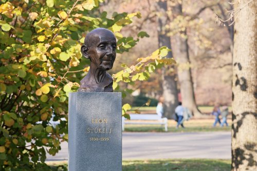 V mariborskem parku znova kip Leona Štuklja