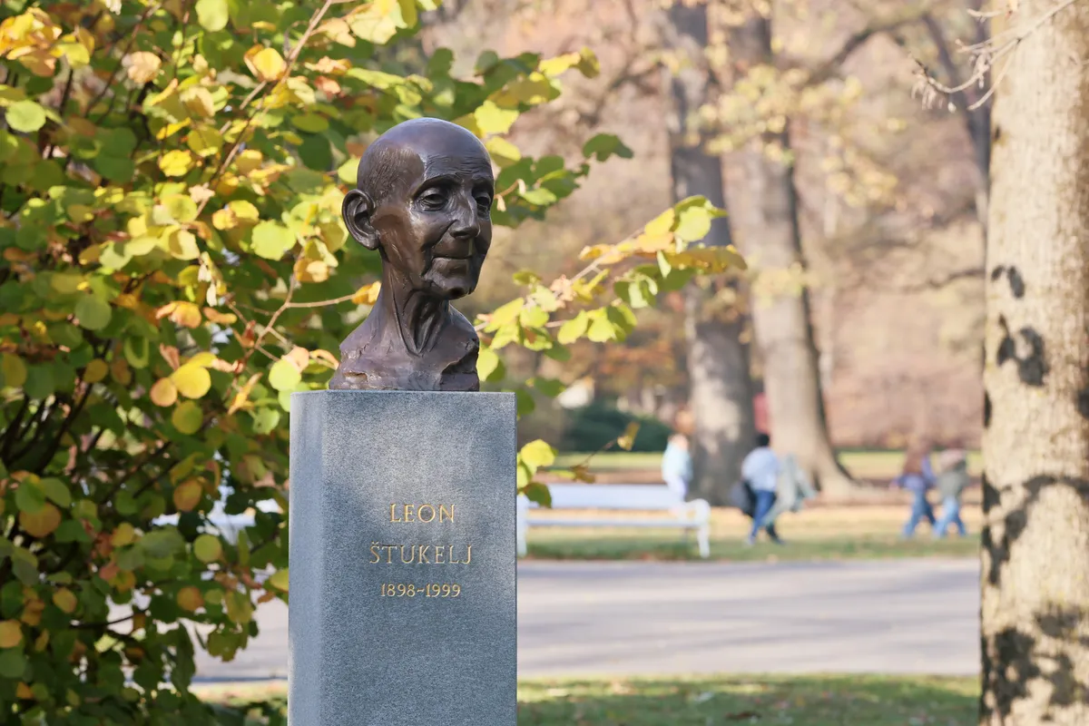 V mariborskem parku znova doprsni kip telovadca Leona Štuklja (FOTO)
