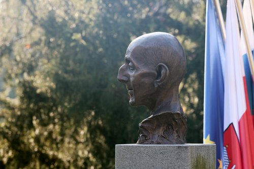 V mariborskem parku znova kip Leona Štuklja