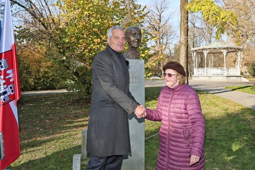 V mariborskem parku znova kip Leona Štuklja