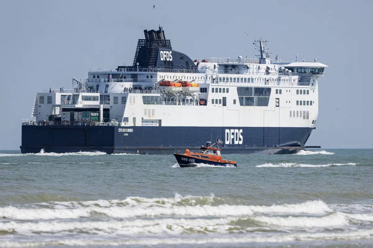 Na trajektu pomotoma predvajali film za odrasle