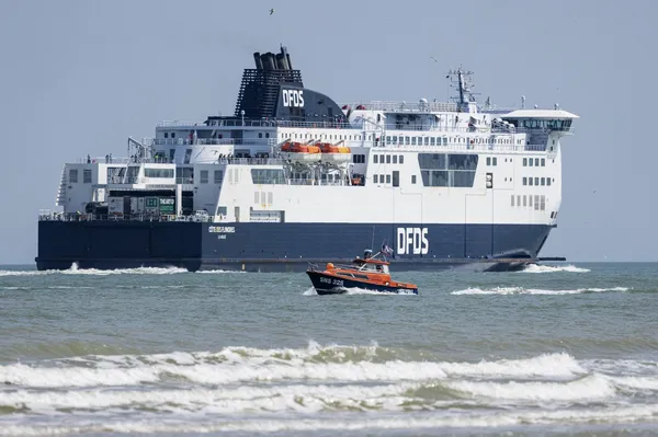 Na trajektu pomotoma predvajali film za odrasle