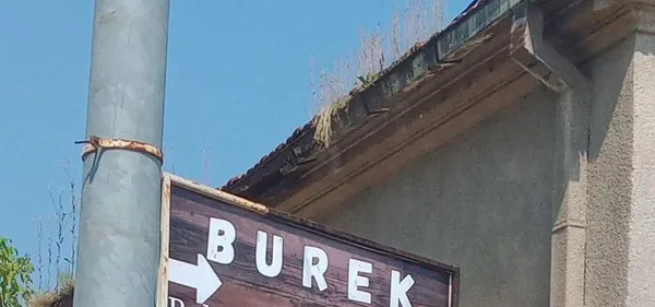 Bolj izvirnega oglasa za burek še niste videli. Ves Balkan poka od smeha (FOTO)