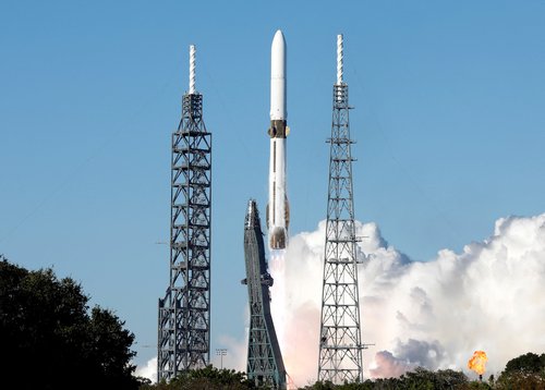 Podjetje Blue Origin izstrelilo raketo z Nasinimi plovili, namenjenimi na Mars