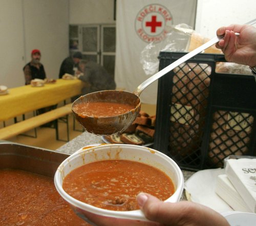 Obmocno zdruzenje Rdecega kriza Ljubljana je ob svetovnem dnevu hrane 16. oktobru pripravilo topel obrok hrane i