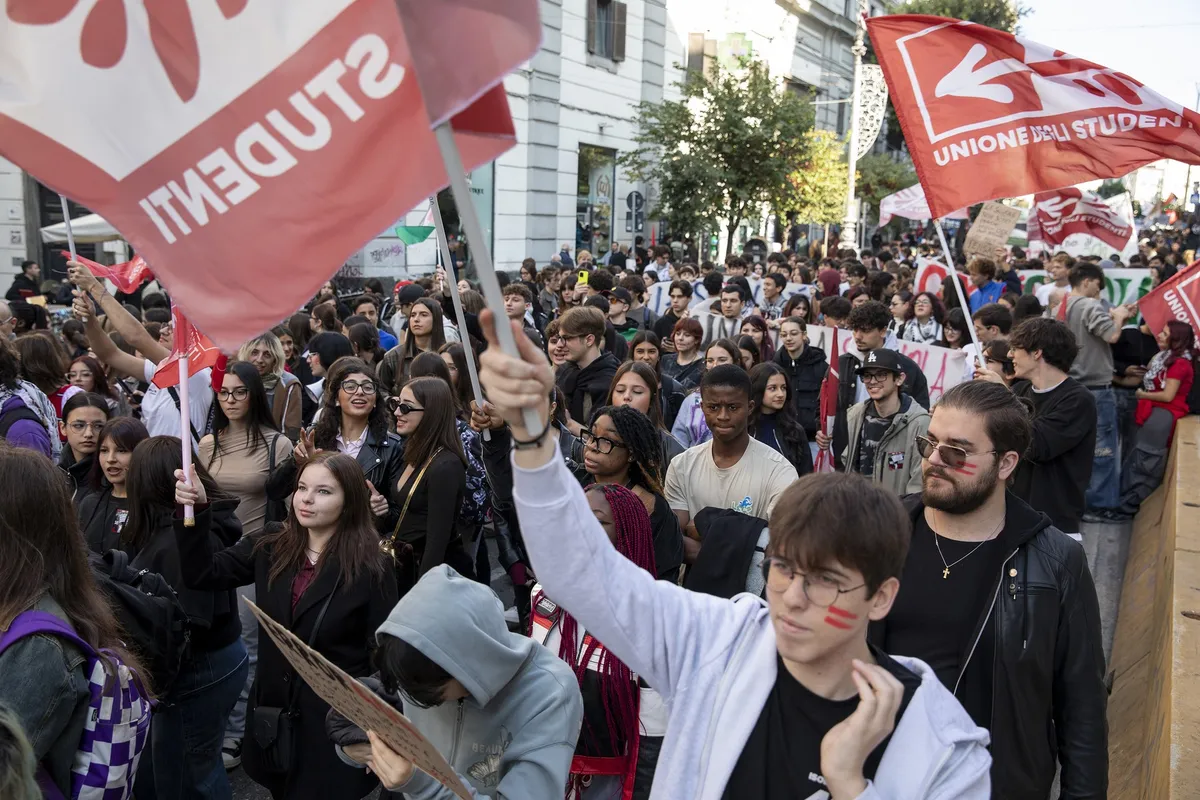 Študentske demonstracije v Italiji. Zahtevajo prenovo izobraževalnega sistema (FOTO)