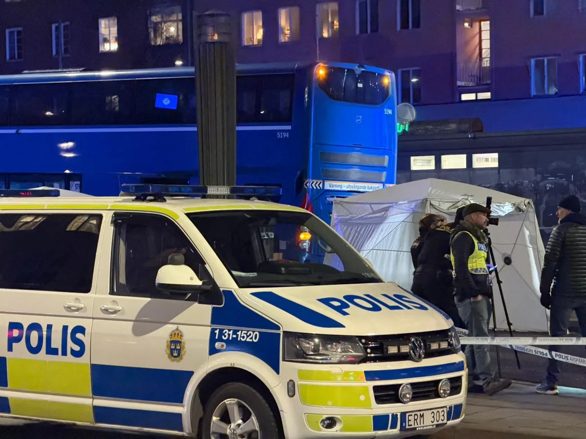 Voznik avtobusa v množico na postaji verjetno zapeljal po nesreči