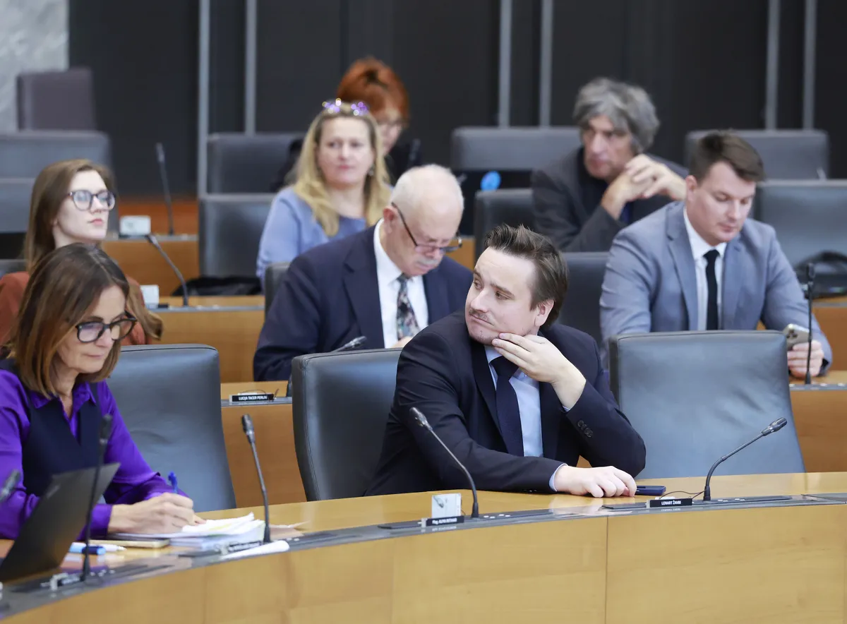 Številne kritike na račun Šutarjevega zakona, Svoboda in SD bi popravljali praktično vsak člen