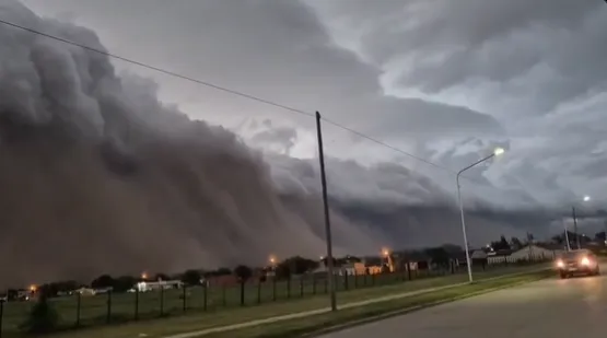 Nebo v Argentini prekril ogromen oblačni "zid" (VIDEO)