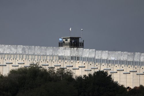 Izrael zgradil betonski zid v Libanonu