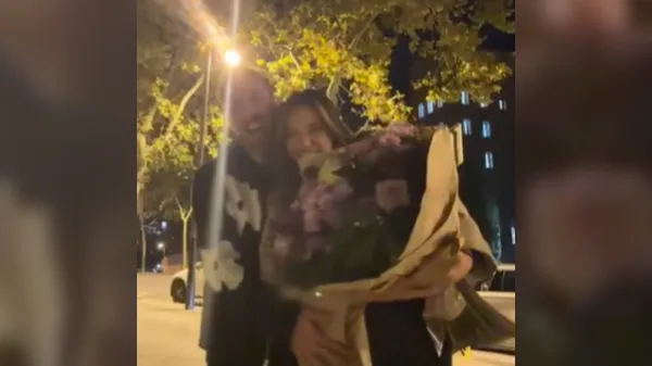 Par posnel romantičen video v mestu, nato je opazil, kdo se je pojavil v ozadju