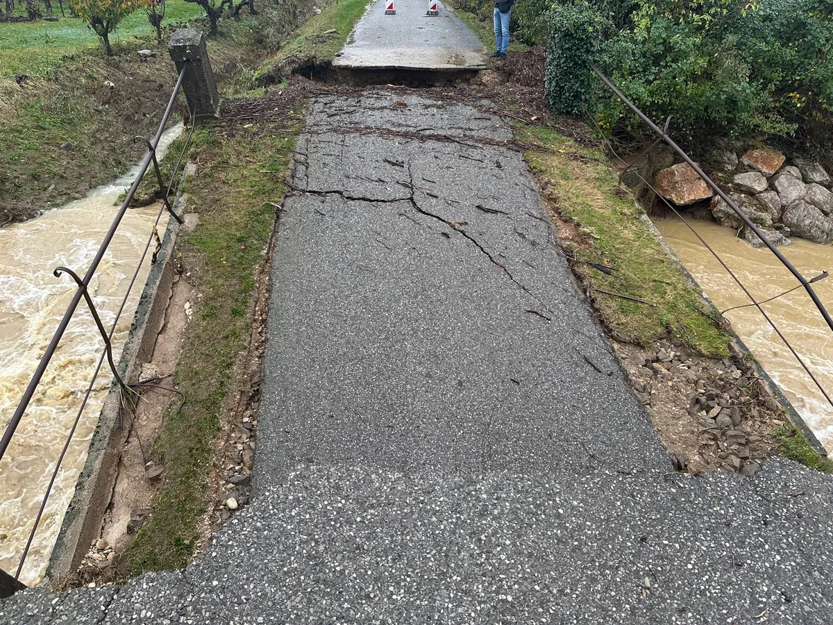 V Brdih odstranili porušeni most, nekatere ceste še vedno neprevozne