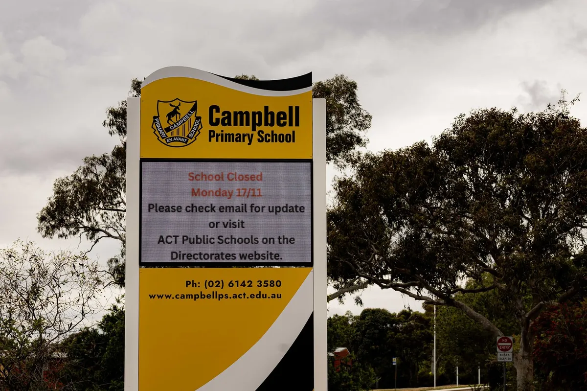 V Avstraliji zaprli več šol, ker so v pesku za peskovnike odkrili azbest