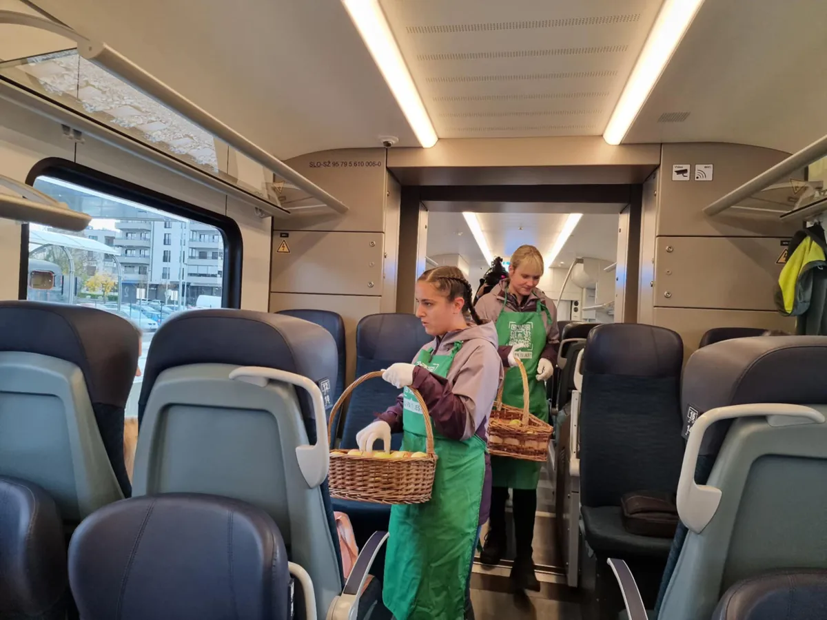 Na vlakih po Sloveniji bodo ves teden delili slovenska med in jabolka