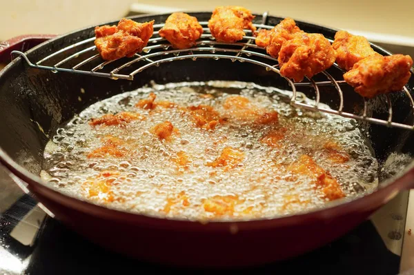 Nepričakovan trik pri cvrtju: olje ne brizga, štedilnik pa ostane čist