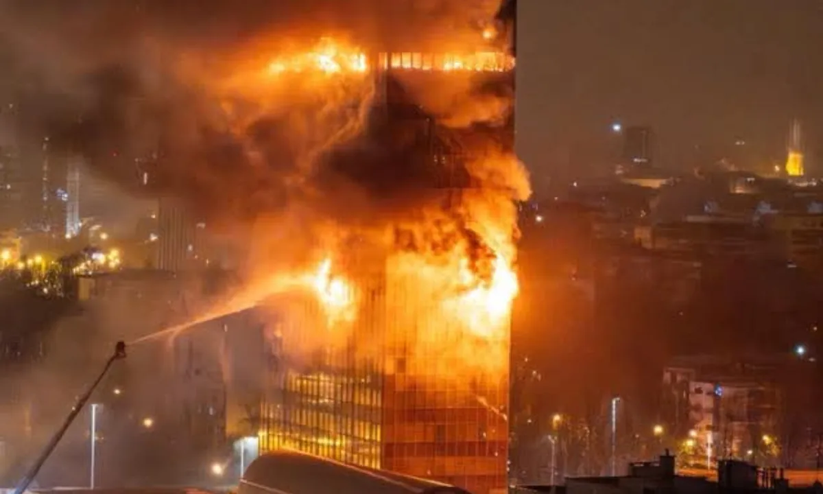 Ogenj že več ur golta znameniti nebotičnik v Zagrebu