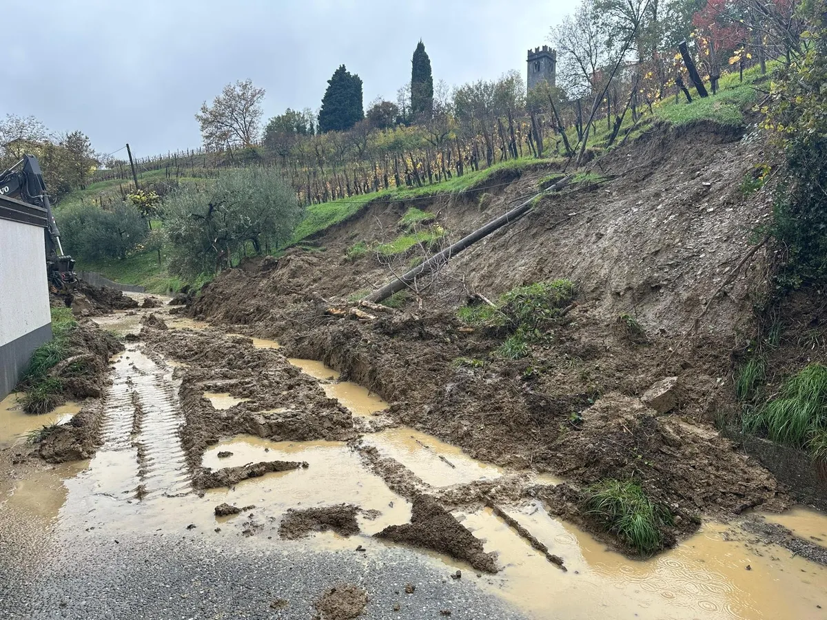 V Goriških brdih se je sprožil nov plaz in zasul cesto