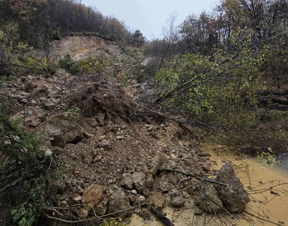 Delavci hitijo, a do Kožbane je še vedno možno le z interventnimi vozili