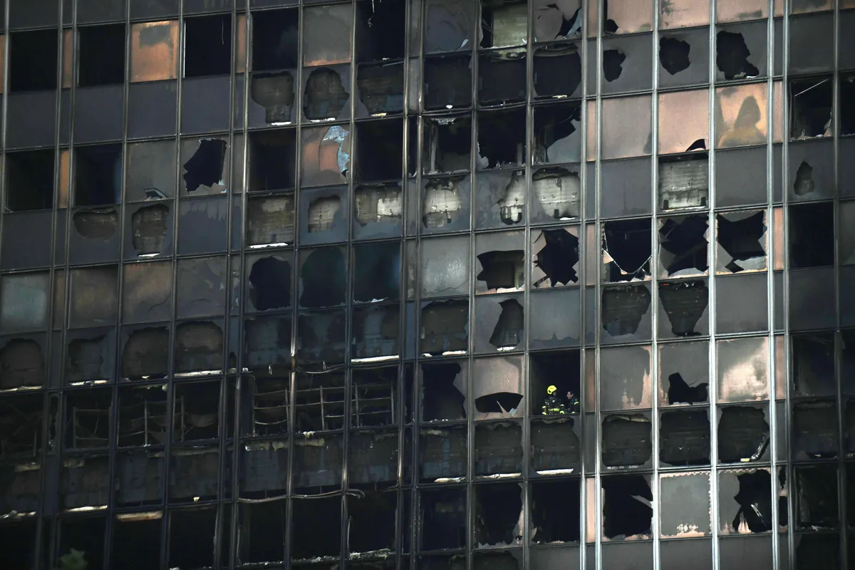 V zadnjem nadstropju pogorelega Vjesnika našli azbest, zato se rušenje zamika