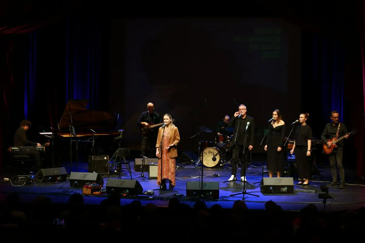 Zaplet pri nagradi za najboljši šanson: zmagovalcem odvzeli naziv