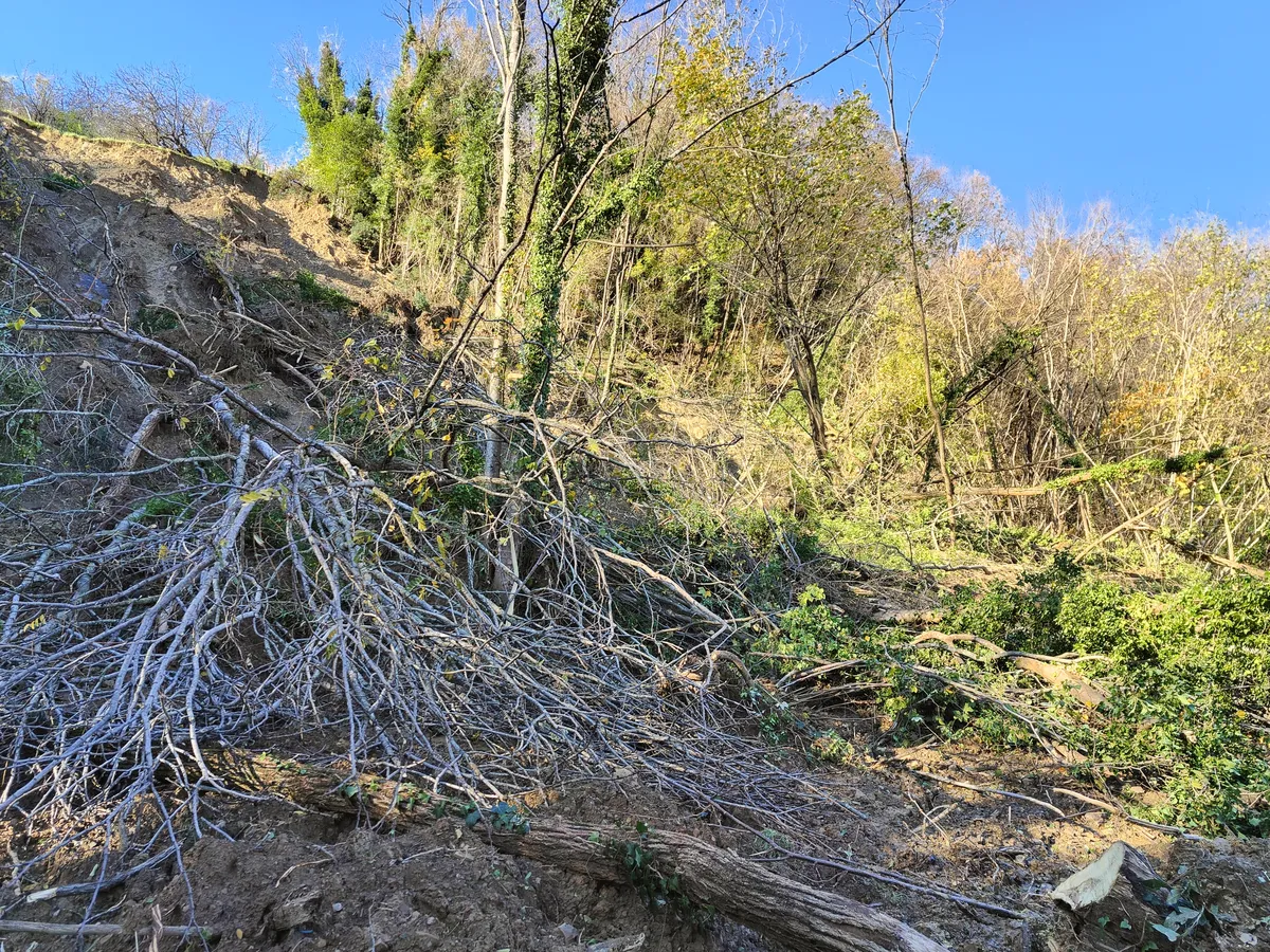 V Brdih prebili plaz, ki je več vasi odrezal od sveta. Cesta prevozna le za nujne primere