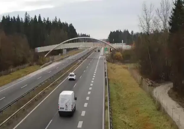 Na gorenjski avtocesti pri Kranju proti Jesenicam vožnja le po prehitevalnem pasu