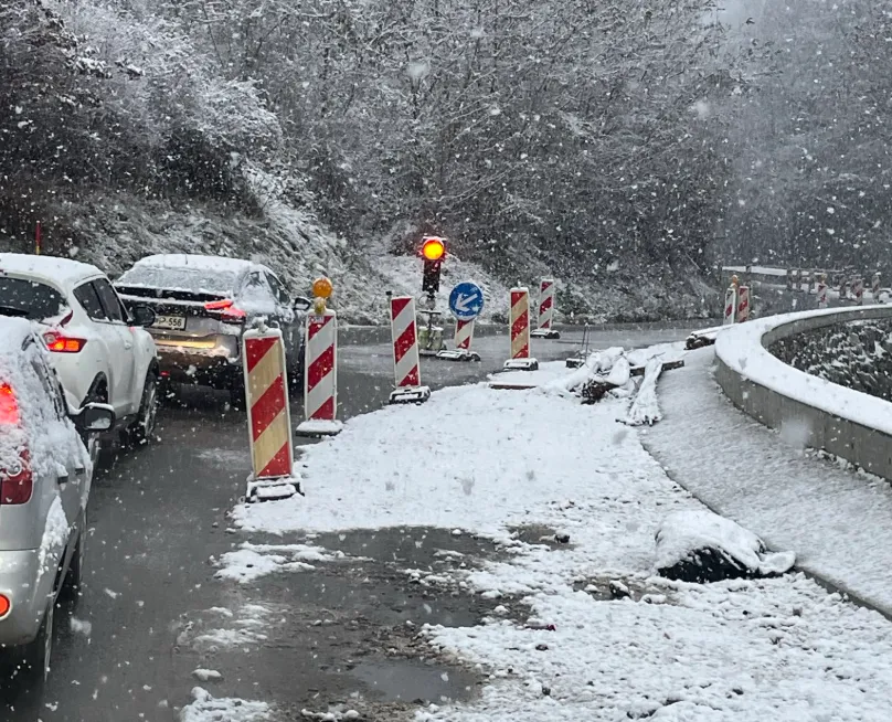 Korošce zjutraj presenetil sneg: "Avtomobili po cesti plešejo kot za stavo"