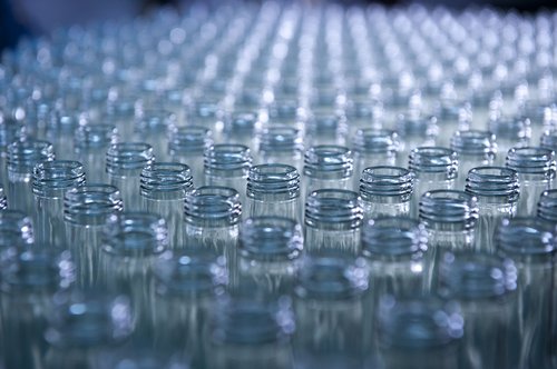 Slovenija, Gornja Radgona, 09.12.2011, 09. December 2011Steklenice za vino cakajo na polnenje. Radgonska penina, vinogradnistvo, kletarjenje, ilustracijaFoto:Srdjan Zivulovic /Bobo