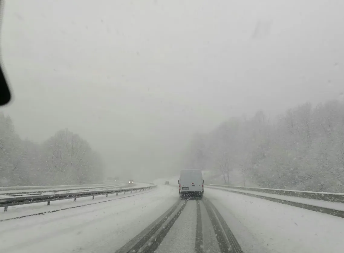 Snežinke presenetile Hrvate, spuščajo se do nižin