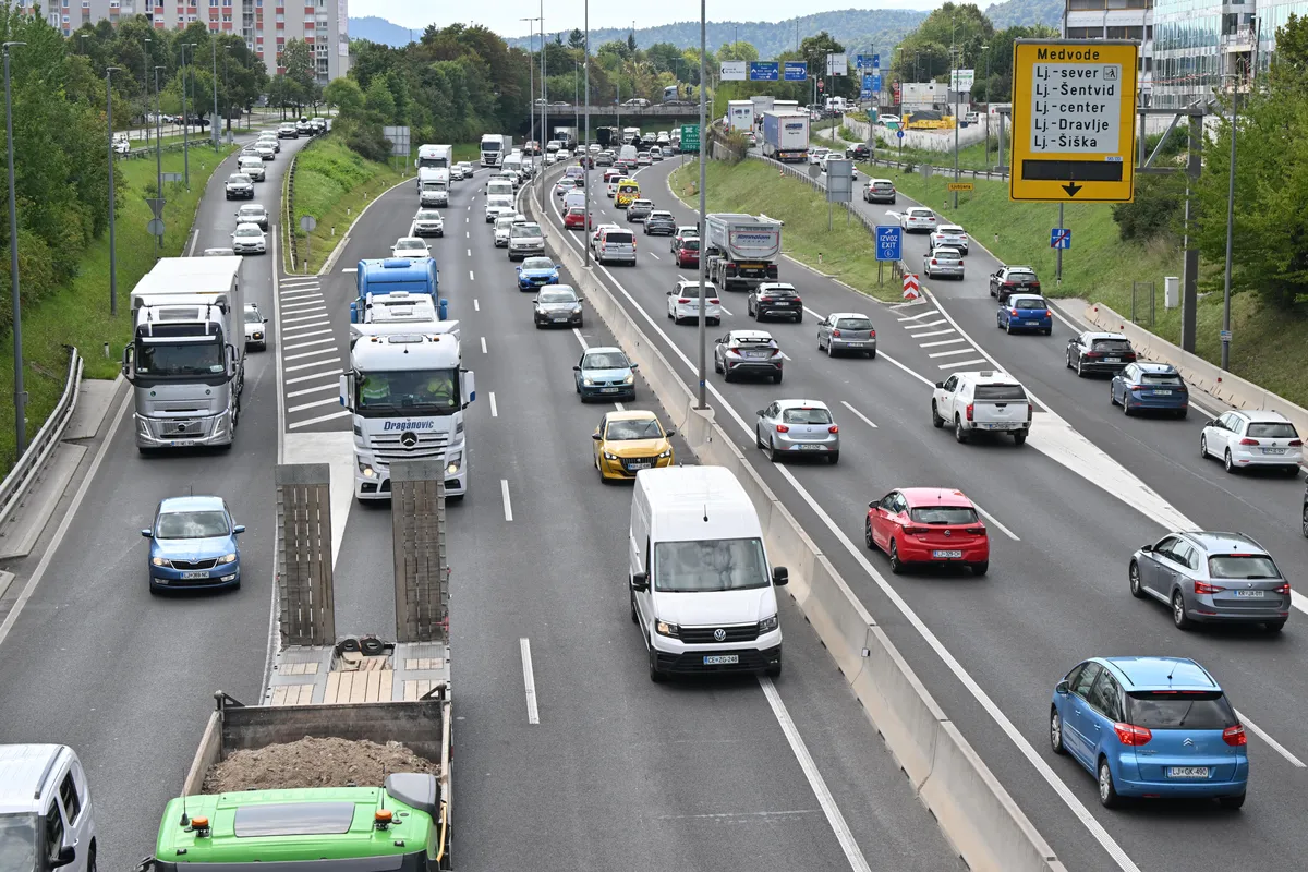 Na cestah že danes povečan promet, gneča vse do torka